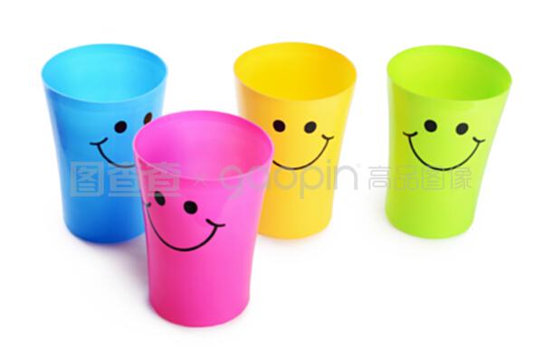在白色背景下分離的塑料杯
