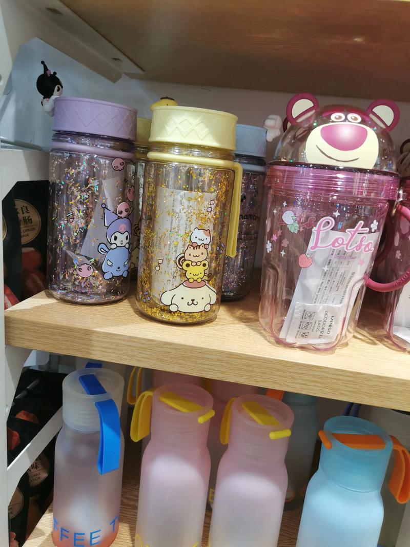 名創優品三麗鷗系列提繩閃片塑料杯,金金閃閃的一看就有